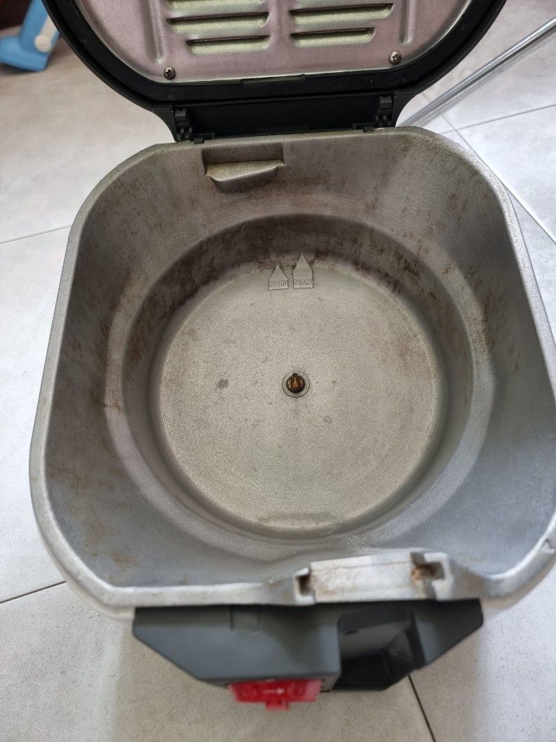 rotofriteuse (Category: Fryers) located in Singapore. Submitted by joannaycliu (Listing ID 1213930013, Image 3). Description: Used less five time, keeps in store room many years. Self collect at AMK 560221.