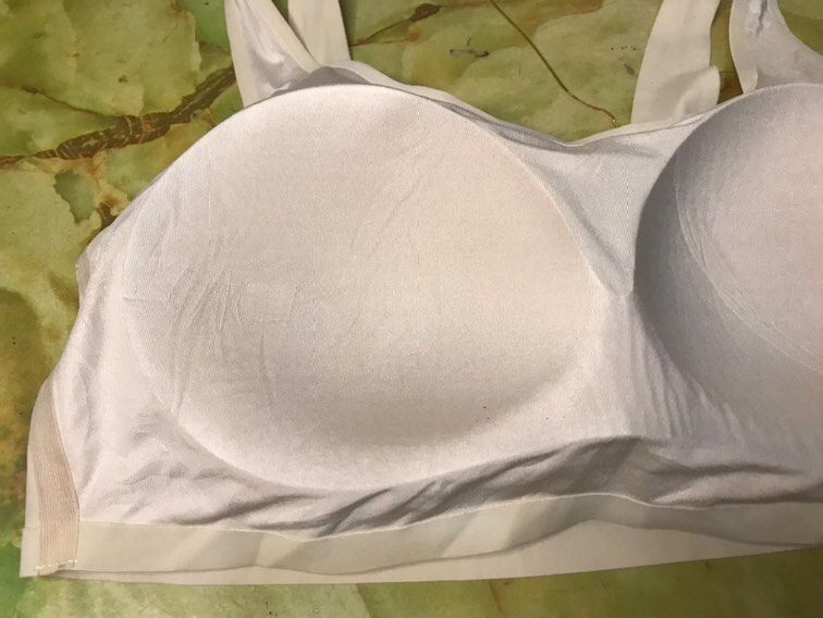 Uniqlo Airism Wireless bra RELAX Seamless padded bra in beige color,  Women's Fashion, Undergarments & Loungewear on Carousell