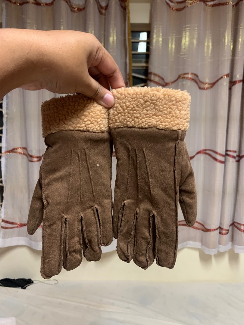 Uniqlo gloves, Women's Fashion, Watches & Accessories, Gloves on Carousell
