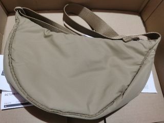 uniqlo round sling bag 🤎