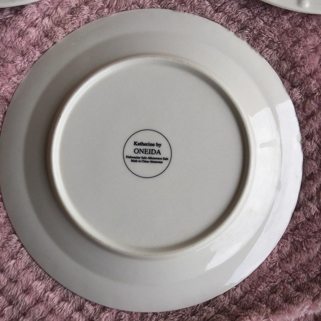 White Oneida Saucer (Category: Other Kitchenware & Tableware) located in Cainta. Submitted by ellengreen18 (Listing ID 1213846616, Image 3). Description: 3 Pieces Oneida Brand Saucer Dishwasher Safe/Microwave Safe P80/pc.Size: 7.5" Deliver thru Lalamove, Grab or JNT SF for accouny of buyer.