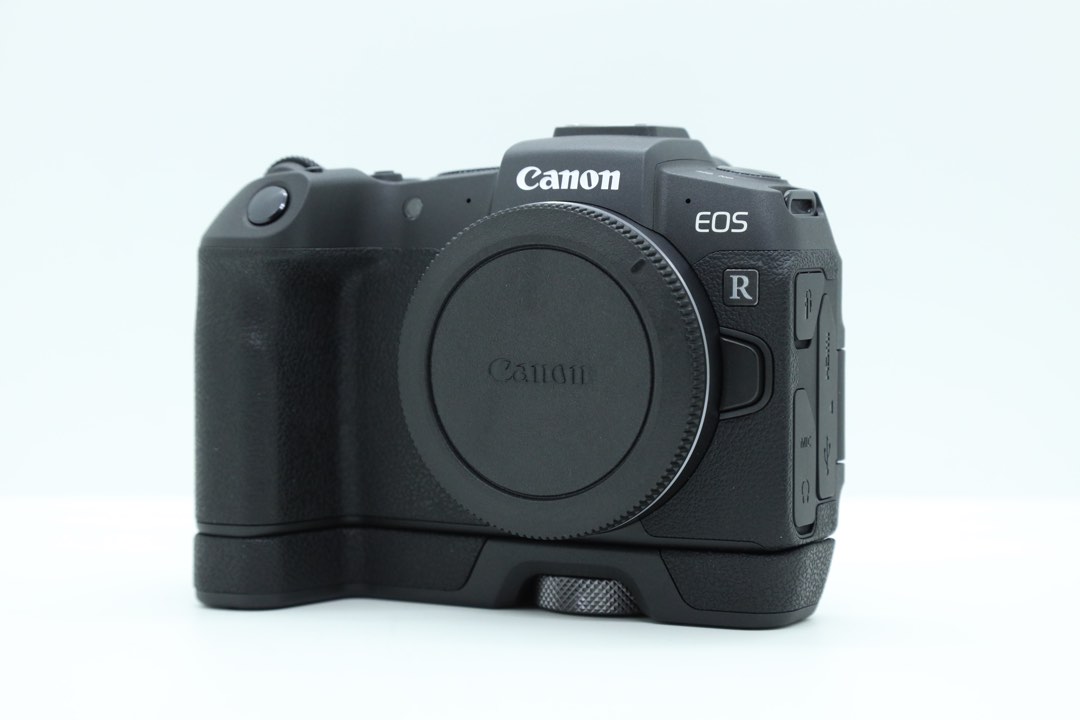 Canon eos rp with eg-e1 grip, Photography, Cameras on Carousell