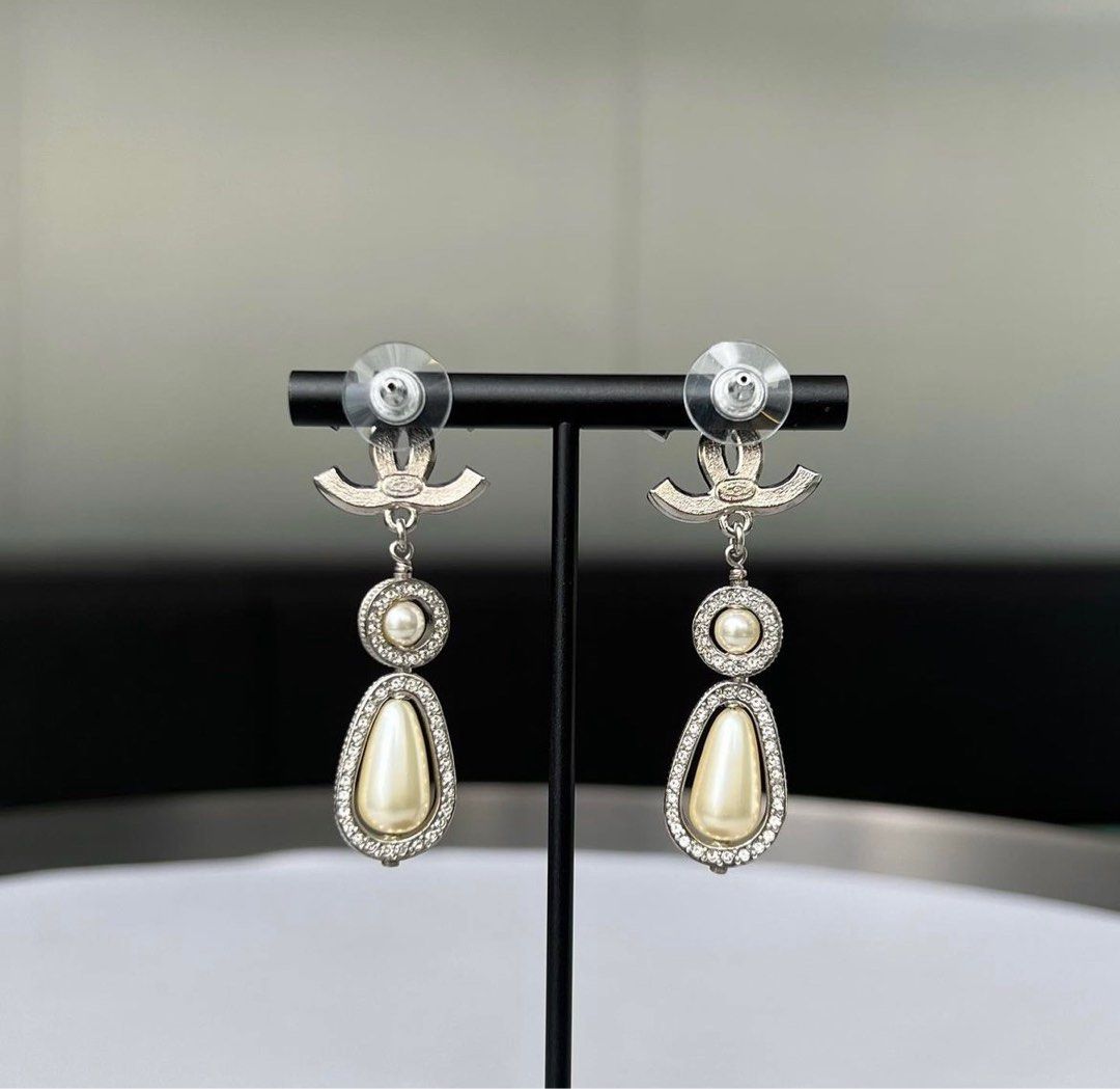 Chanel Pearl Drop Earring Phw, Luxury, Accessories on Carousell