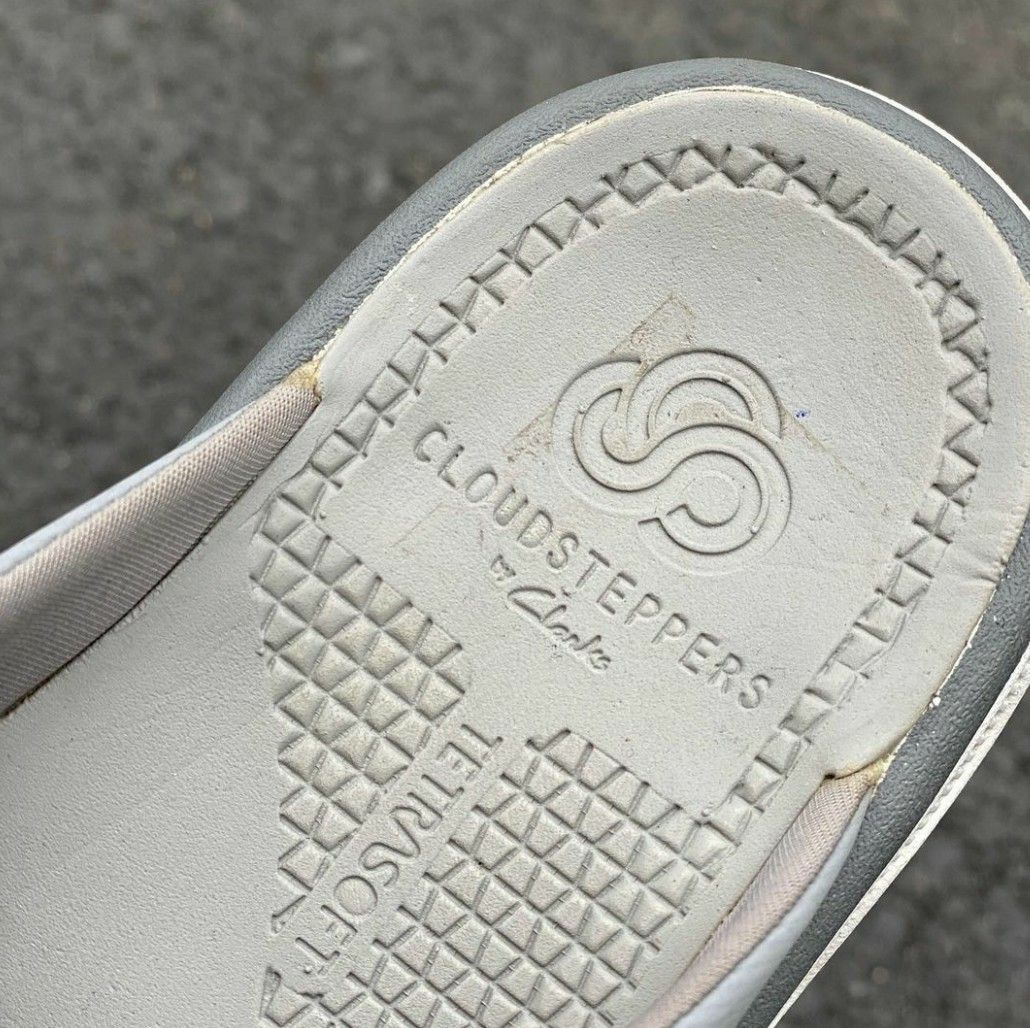 Clarks balta sun flip flops best sale