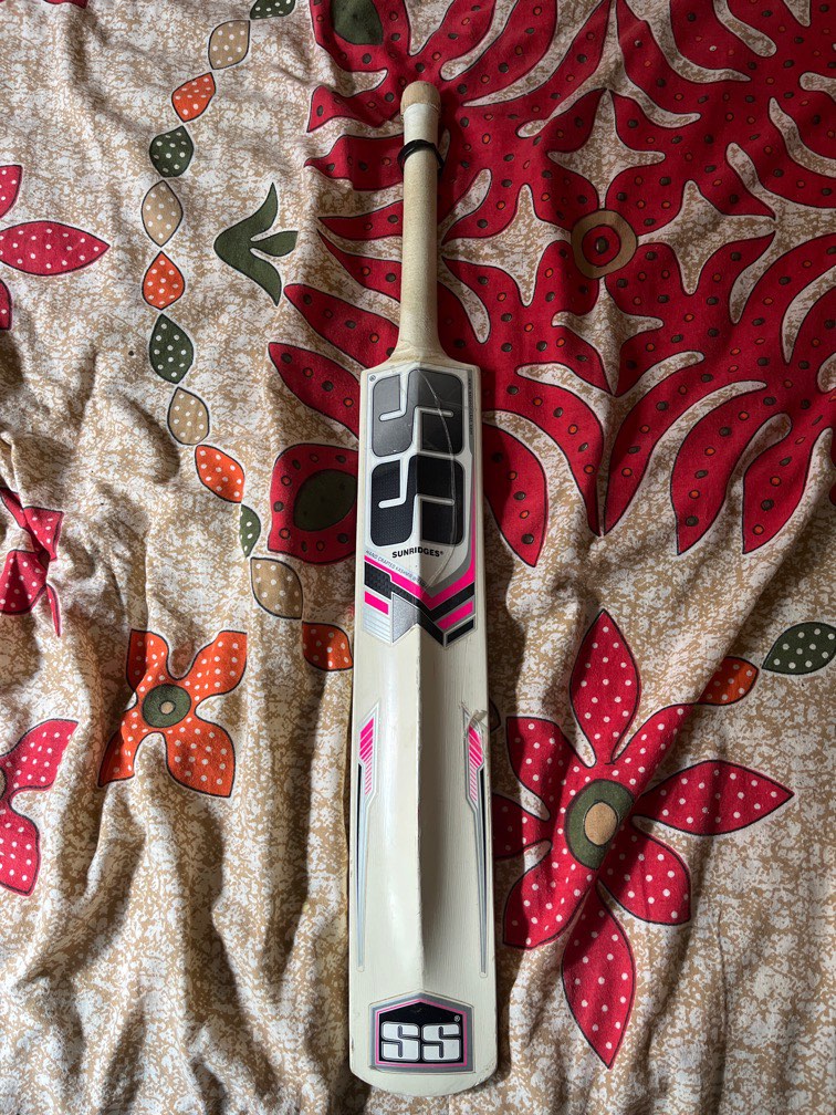 Cricket bat size 4, Sports Equipment, Sports & Games, Racket & Ball