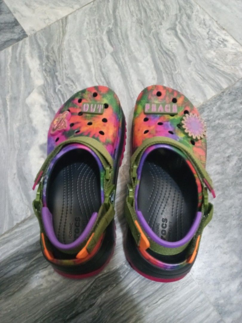 croc peace out hiker