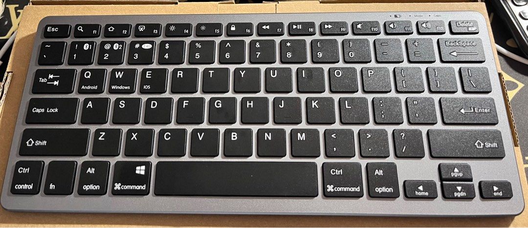 iPad Keyboard （分類：電腦鍵盤及相關產品）位於 Hong Kong。 由 nleung 提交（商品編號 1214092813，圖片 1）。簡介： 鍵盤本身較輕方便帶返學或者上班,藍牙連線，可議價，全新原價120 。