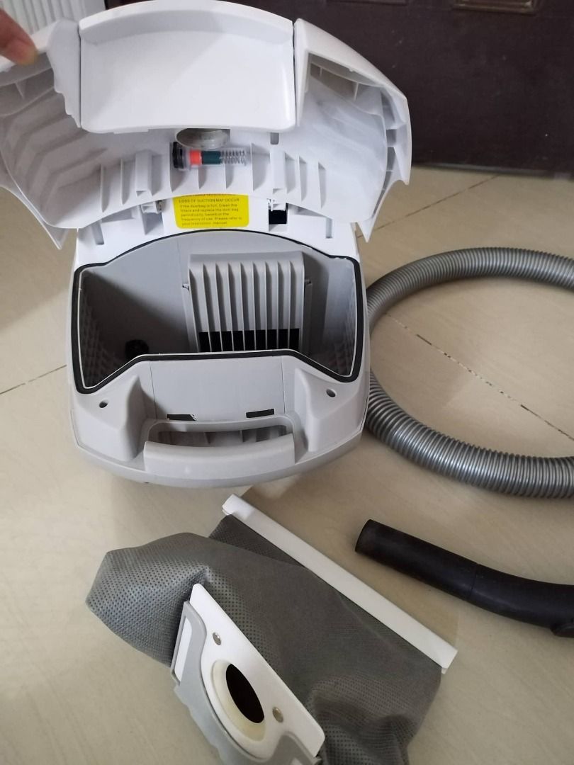 Living & Co. Vacuum Cleaner, Furniture & Home Living, Cleaning