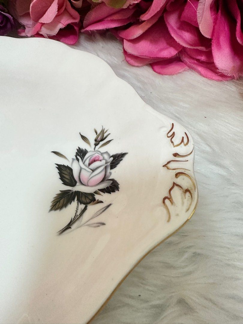 Royal Albert Queens Messenger 8” Cake Plate (Category: Dinnerware & Cutlery) located in Pasig City. Submitted by glam_things (Listing ID 1214144427, Image 2). Description: .
