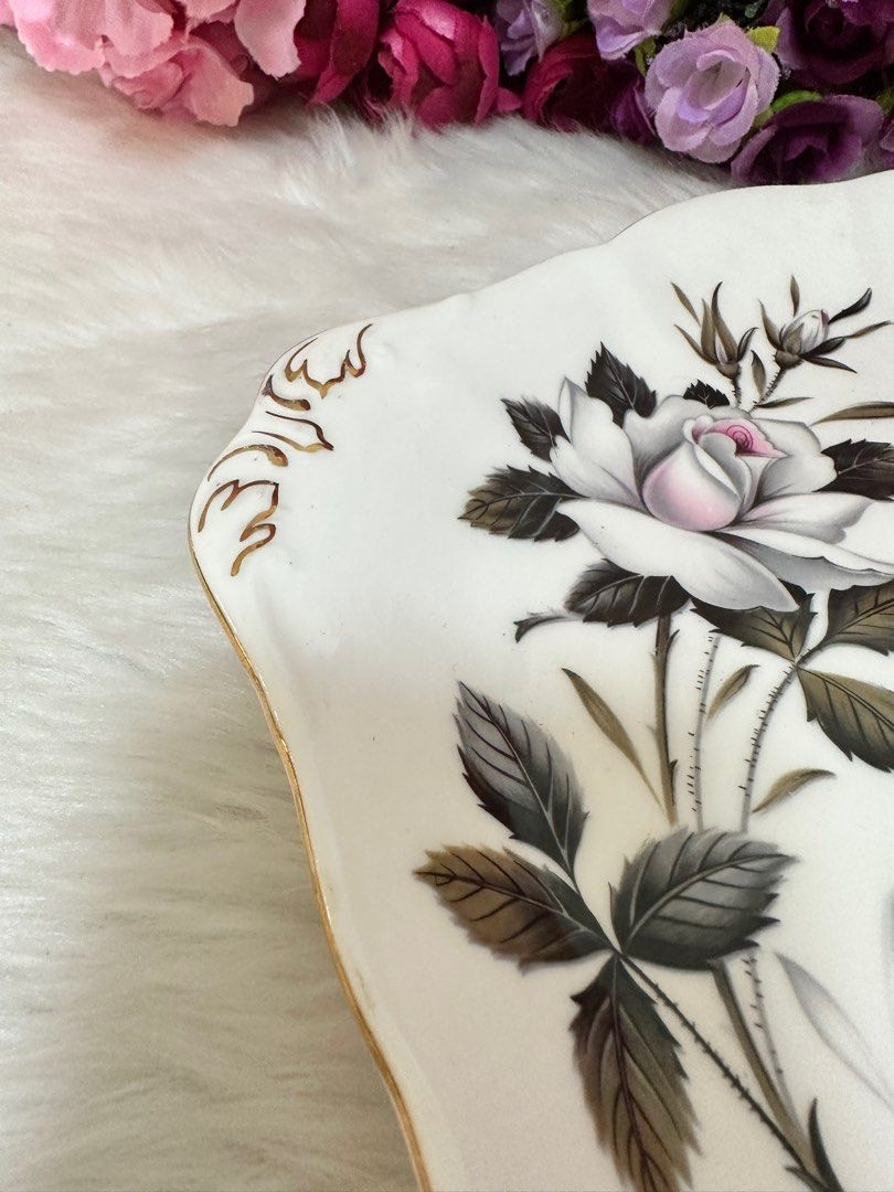 Royal Albert Queens Messenger 8” Cake Plate (Category: Dinnerware & Cutlery) located in Pasig City. Submitted by glam_things (Listing ID 1214144427, Image 3). Description: .
