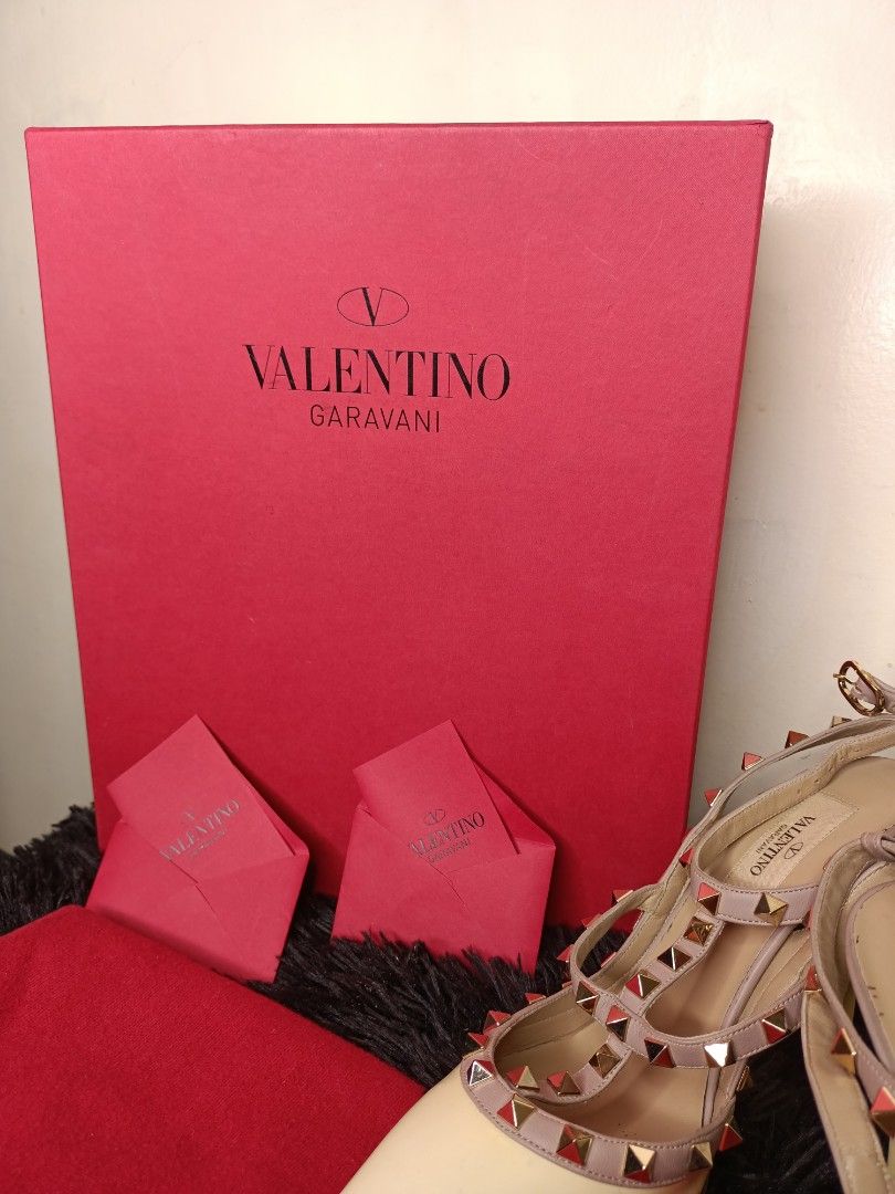 Valentino Garavani (Category: Sneakers & Footwear) located in Quezon City. Submitted by lainegemma0618 (Listing ID 1214040664, Image 2). Description: Original Preloved Valentino Garavani Made in Italy Light Ivo Size 37 1/2 Branded (pls check detailed pics).