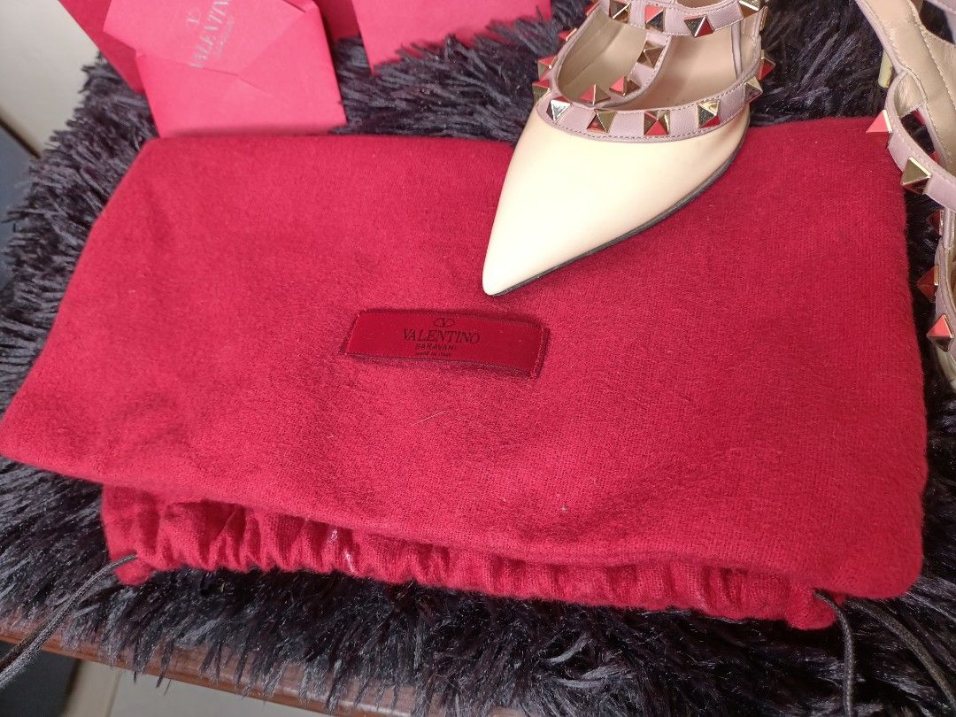 Valentino Garavani (Category: Sneakers & Footwear) located in Quezon City. Submitted by lainegemma0618 (Listing ID 1214040664, Image 3). Description: Original Preloved Valentino Garavani Made in Italy Light Ivo Size 37 1/2 Branded (pls check detailed pics).