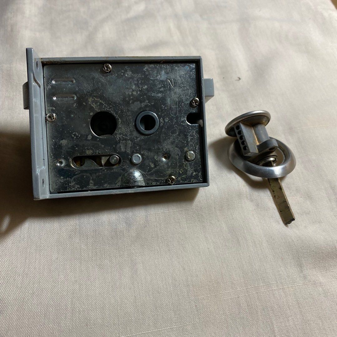 大門門鎖 Commy 附鎖匙配件 Door Lock 公屋居屋 傢俬＆家居 保安及門鎖 門鎖、門、閘 Carousell