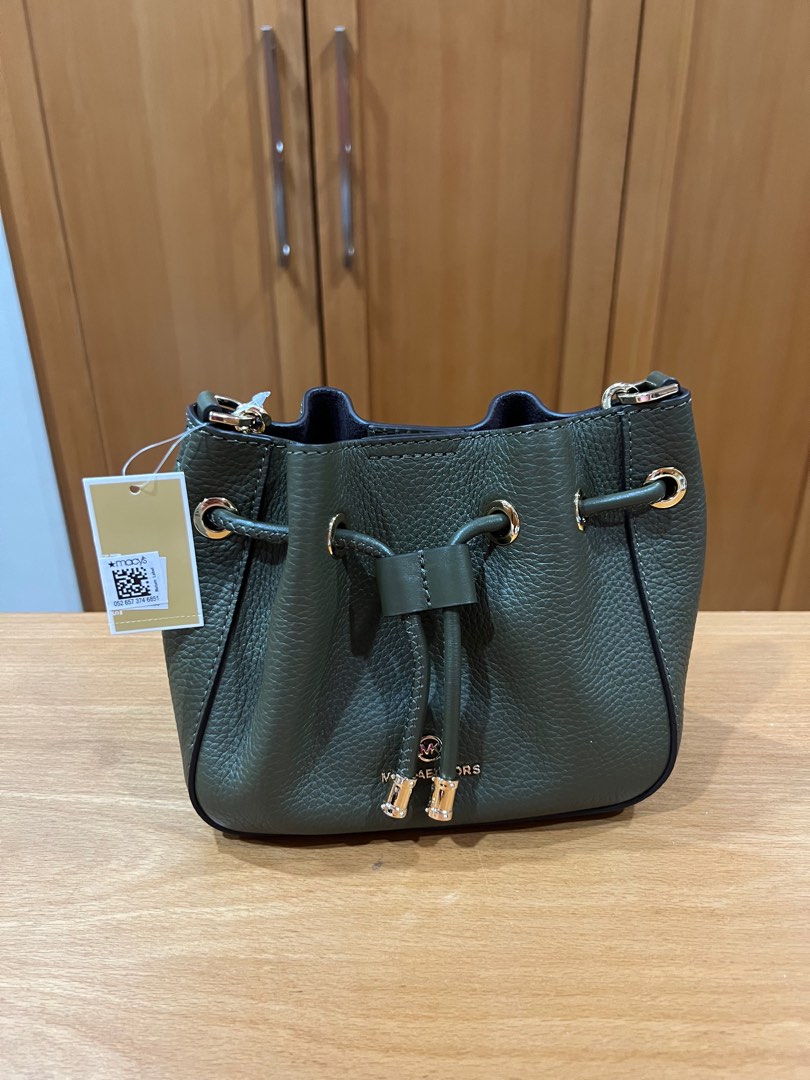 Authentic Michael Kors Crossbody Bag, Luxury, Bags & Wallets on Carousell