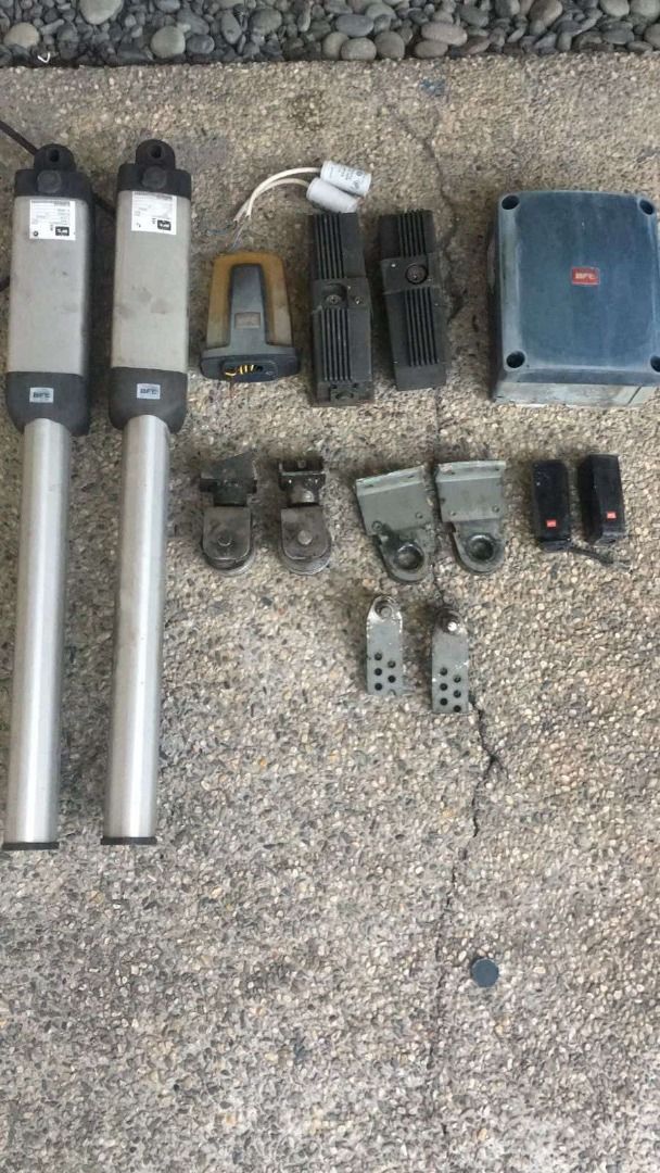 Automatic Gate Motor & Accessories (Category: Locks, Doors & Gates) located in Paranaque City. Submitted by urbangiz_amb (Listing ID 1214208130, Image 1). Description: Used.