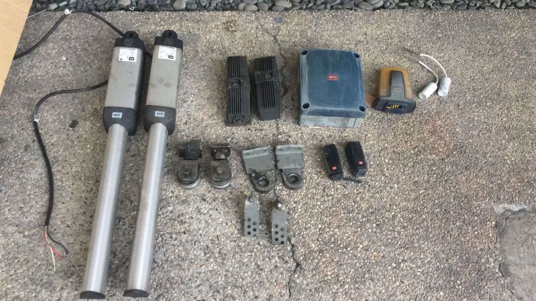 Automatic Gate Motor & Accessories (Category: Locks, Doors & Gates) located in Paranaque City. Submitted by urbangiz_amb (Listing ID 1214208130, Image 3). Description: Used.