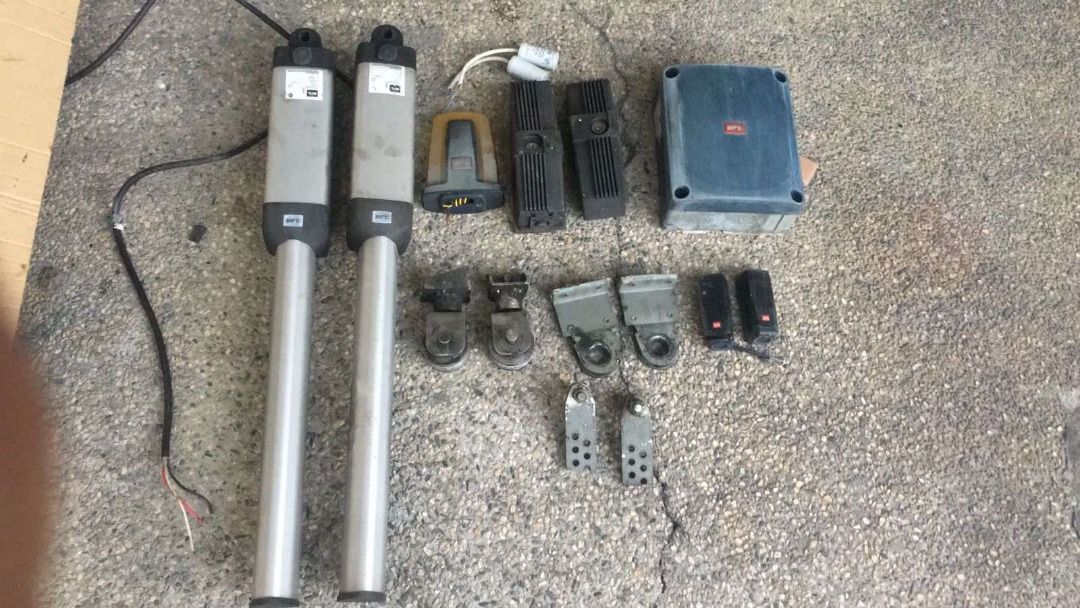 Automatic Gate Motor & Accessories (Category: Locks, Doors & Gates) located in Paranaque City. Submitted by urbangiz_amb (Listing ID 1214208130, Image 2). Description: Used.