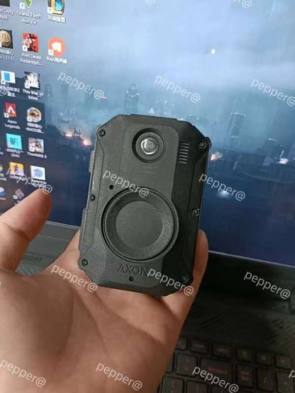 AXON Body 3 ボディカメラ + Mello ベース（模型） AXON Body 3 ボディカメラ + Mello ベース（模型）