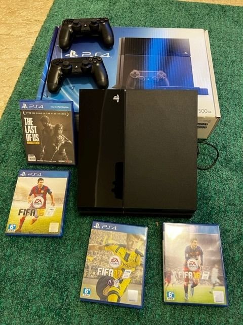 Boxed PlayStation 4 PS4 with 2 controllers and games last of us fifa 15 16 17 and box