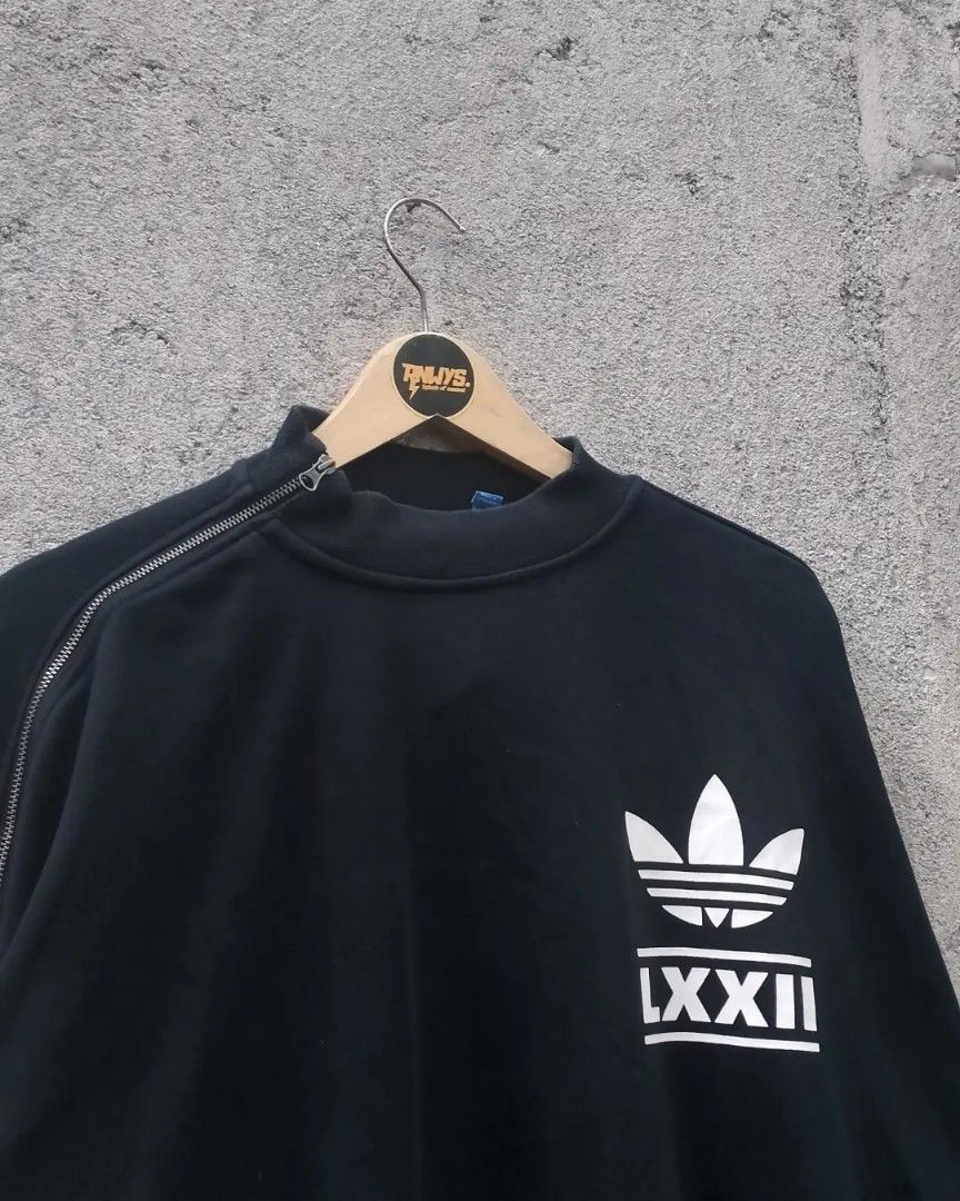 Adidas berlin trf logo crew hot sale sweater