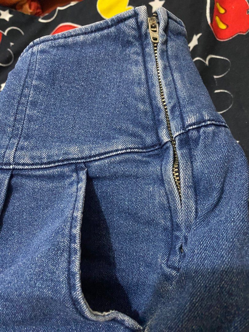 Denim shorts (stretchable) (Category: Shorts) located in Navotas City. Submitted by uranium_235 (Listing ID 1214344451, Image 3). Description: Preloved shorts with zipper on the side (ykk zipper) No brand Same color sa pic Fits from 26 to 32 RFS: too many denim shorts .