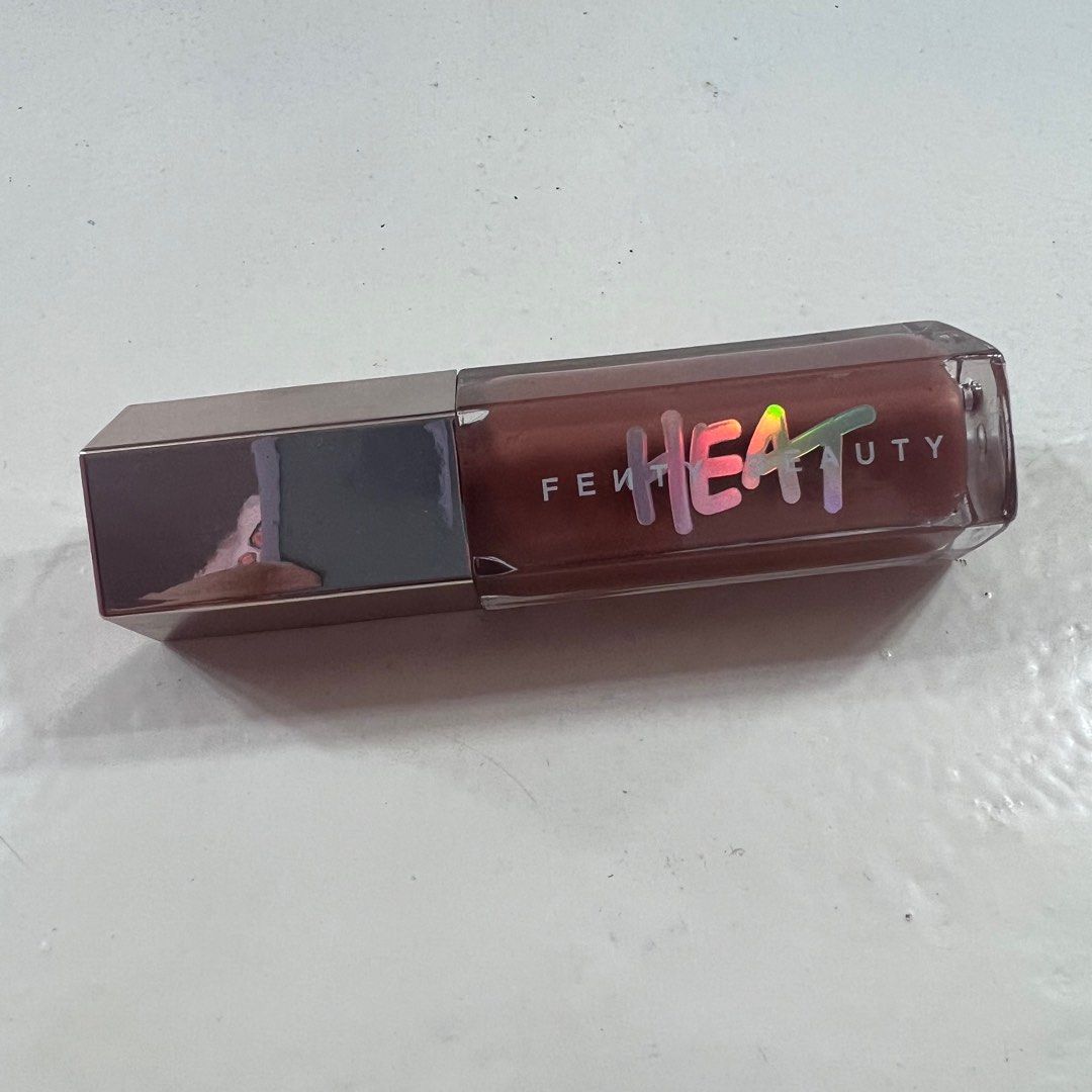 Fenty heat (fenty glow) (Category: Makeup) located in Paranaque City. Submitted by chinitamaria (Listing ID 1214198797, Image 1). Description: - full size - got it sa set so no box sya - fenty heat - fenty glow shade - swatched once - if you own a fenty mabilis talaga magkaano yung silver part ng cap nila Loc: paranaque city Mop: gcash.