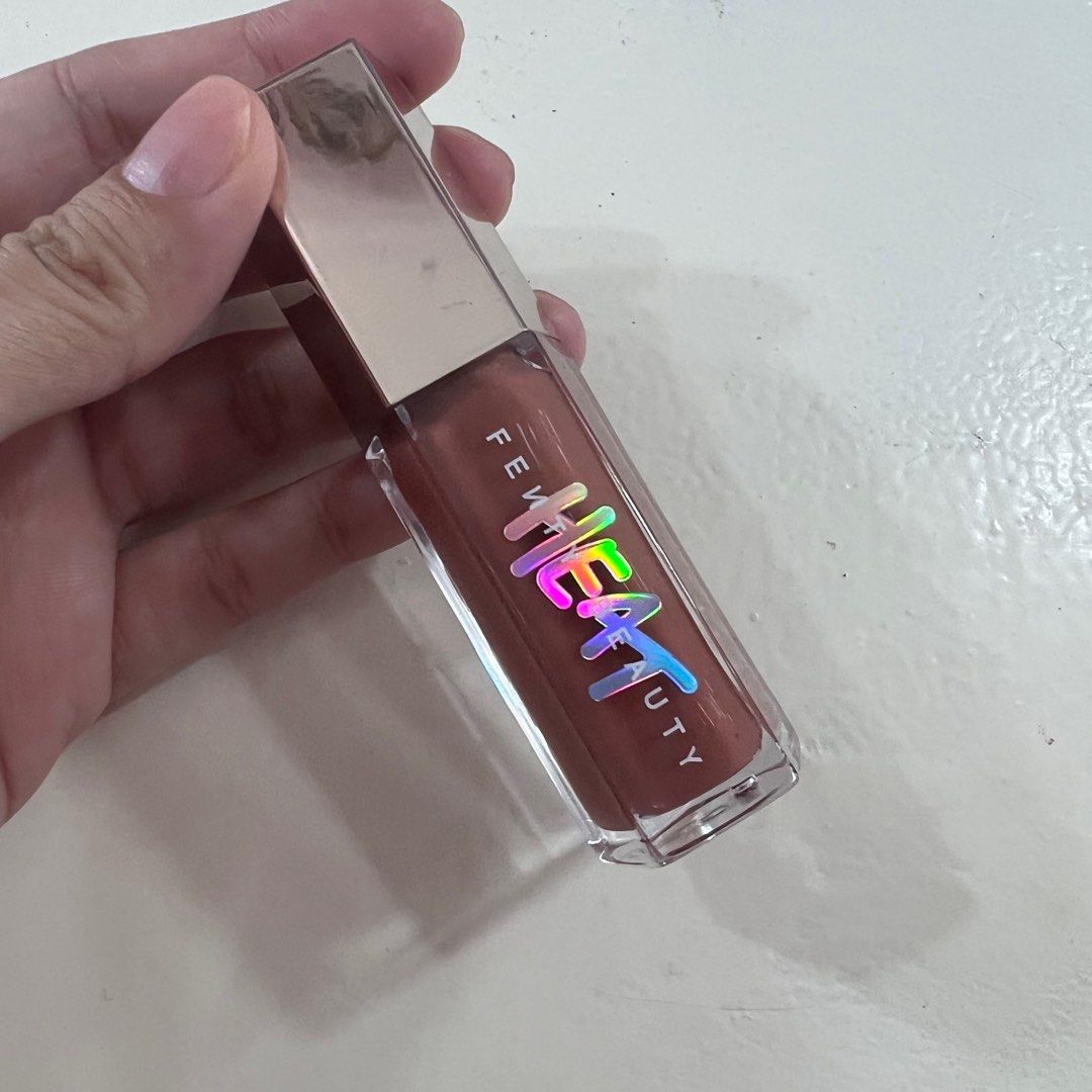 Fenty heat (fenty glow) (Category: Makeup) located in Paranaque City. Submitted by chinitamaria (Listing ID 1214198797, Image 2). Description: - full size - got it sa set so no box sya - fenty heat - fenty glow shade - swatched once - if you own a fenty mabilis talaga magkaano yung silver part ng cap nila Loc: paranaque city Mop: gcash.