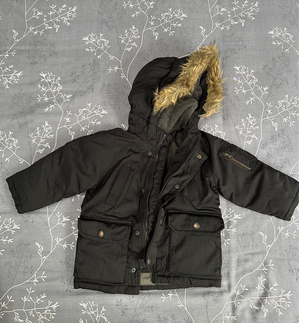 GAP winter coat with hood. Fur is detachable. Size 2 years. In as new condition