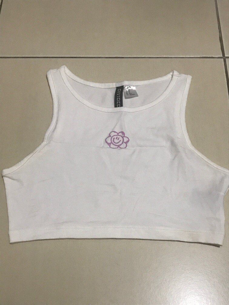 H&M Croptop (Category: Others Tops) located in Antipolo. Submitted by random.findss (Listing ID 1214284489, Image 1). Description: - haven’t used - size xs - have stains due to storage.