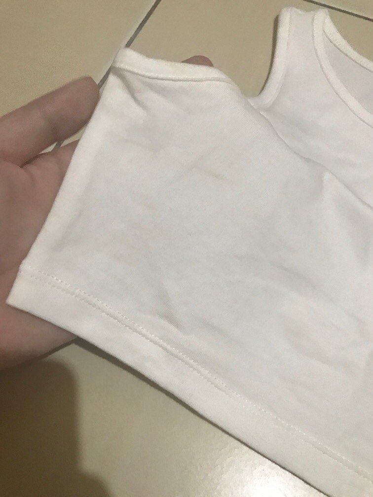H&M Croptop (Category: Others Tops) located in Antipolo. Submitted by random.findss (Listing ID 1214284489, Image 2). Description: - haven’t used - size xs - have stains due to storage.