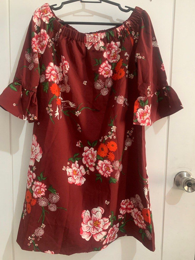 H&M Maroon Floral Mini Dress (Category: Dresses) located in Paranaque City. Submitted by npineda13 (Listing ID 1214224203, Image 1). Description: Can be worn as off-shoulder Last photo: when worn Once or twice lang nagamit for an occasion Size 4 Nice for petite girls.