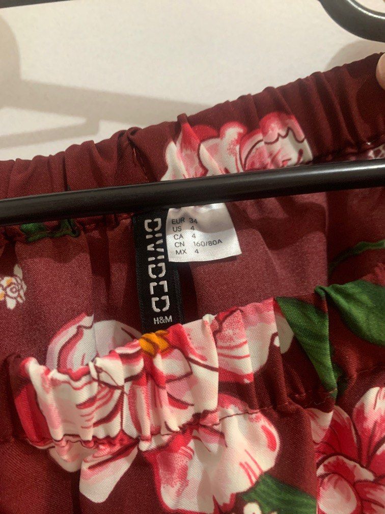 H&M Maroon Floral Mini Dress (Category: Dresses) located in Paranaque City. Submitted by npineda13 (Listing ID 1214224203, Image 3). Description: Can be worn as off-shoulder Last photo: when worn Once or twice lang nagamit for an occasion Size 4 Nice for petite girls.