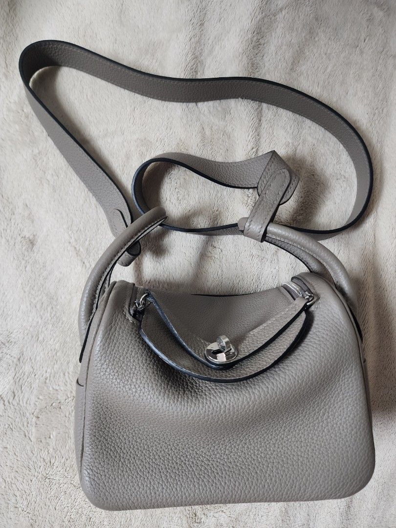 Mini lindy 19cm (Category: Luxury Bags & Wallets) located in Manila. Submitted by luxe.allure (Listing ID 1214221030, Image 1). Description: Gris asphalt with Palladium Hardware. slanted stitches. comes with dustbag only. No to low ballers and maarte..