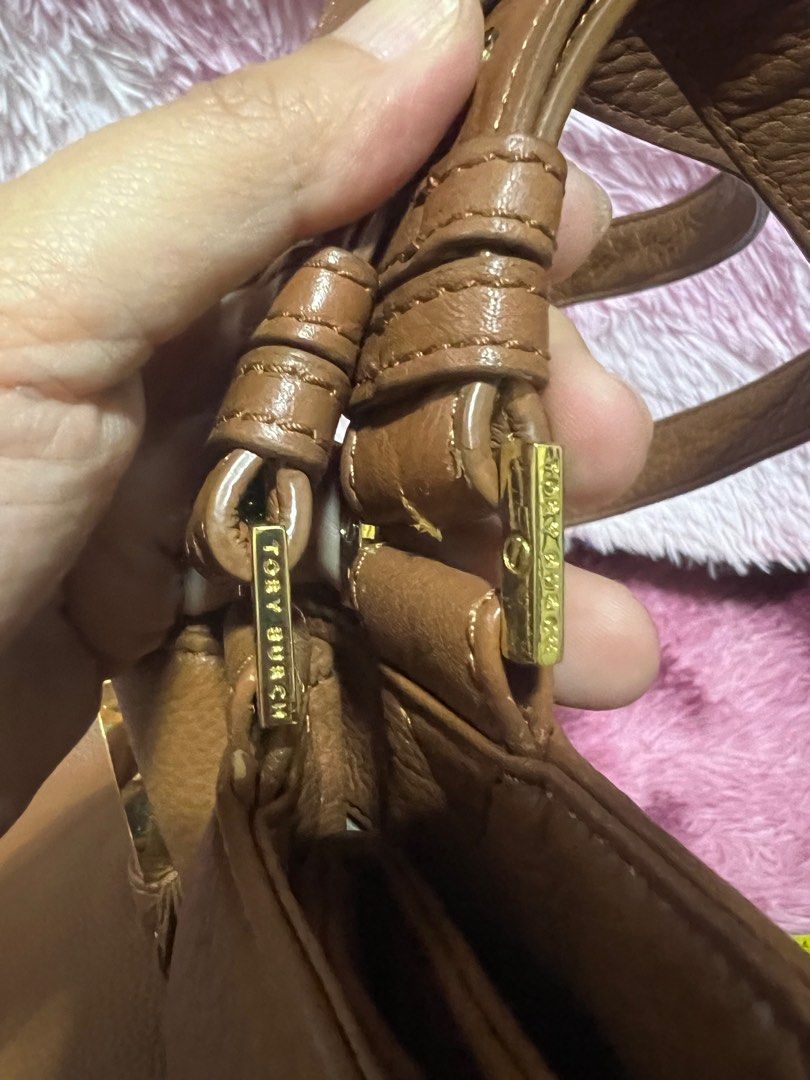 Orig Tory Burch Amanda shoulder bag (Category: Luxury Bags & Wallets) located in Cavite. Submitted by jnizadion12345 (Listing ID 1214225229, Image 3). Description: Still in very good used condition, gold na gold pa hardwares. Issue, naputol ko etiketa pero may natira pa konti, paka liit kasi 😅 nilagay ko s pocket pero sa liit nawala din 😂 Guaranteed naman po ako dito 😉.