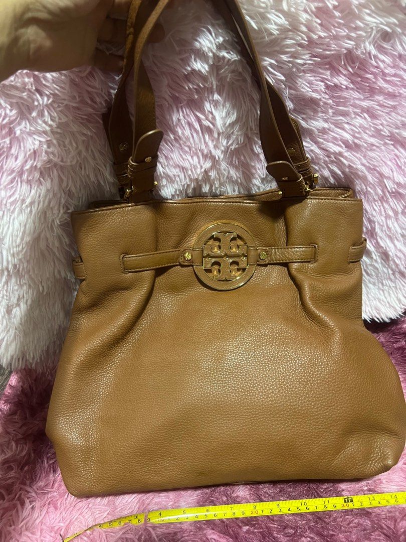 Orig Tory Burch Amanda shoulder bag (Category: Luxury Bags & Wallets) located in Cavite. Submitted by jnizadion12345 (Listing ID 1214225229, Image 1). Description: Still in very good used condition, gold na gold pa hardwares. Issue, naputol ko etiketa pero may natira pa konti, paka liit kasi 😅 nilagay ko s pocket pero sa liit nawala din 😂 Guaranteed naman po ako dito 😉.