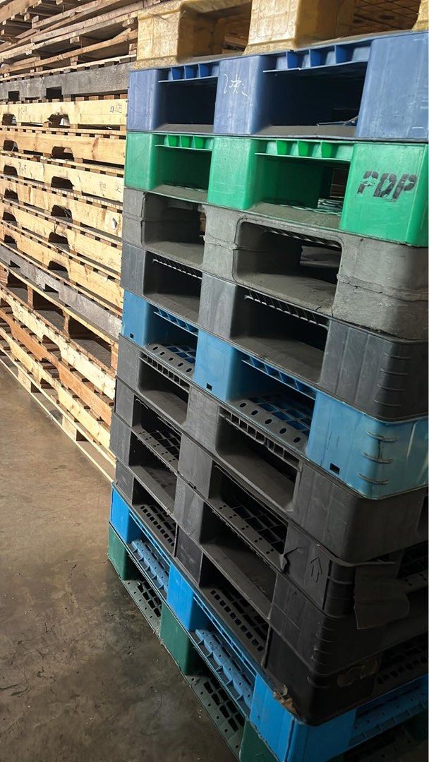 Plastic Pallet 110*110*15cm, Everything Else on Carousell