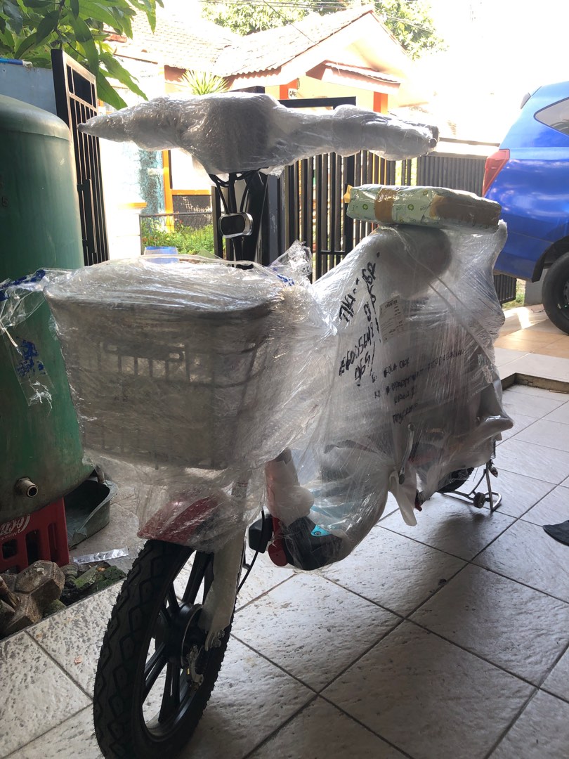 Sepeda listrik merk selis, Motorbikes on Carousell