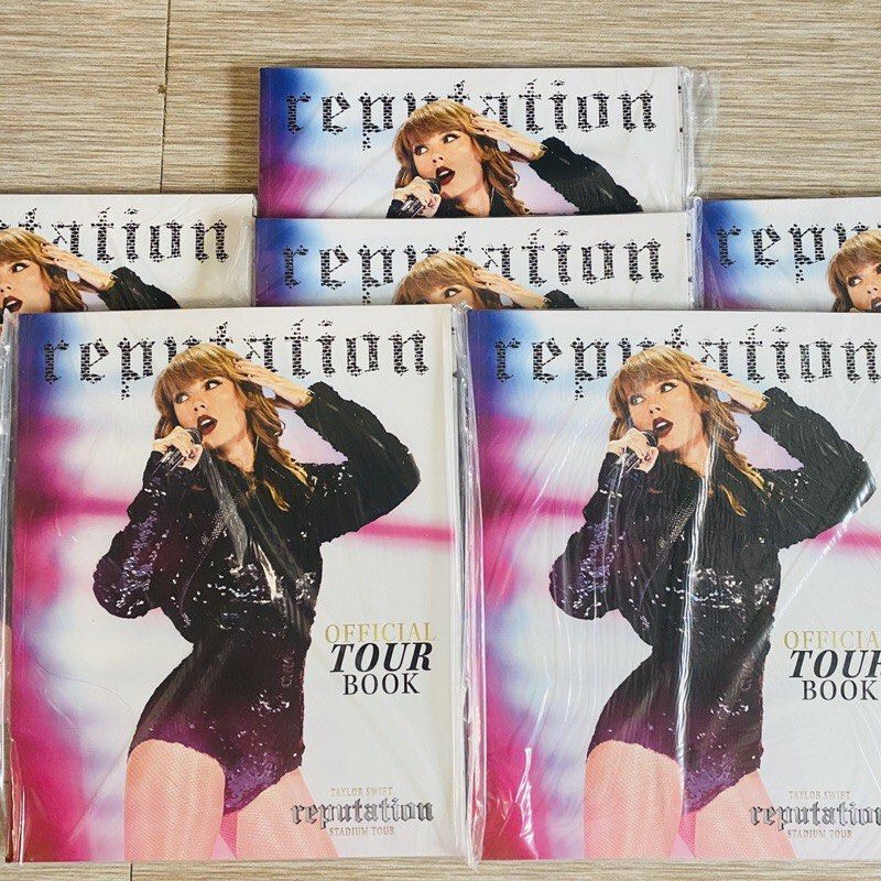 taylor swift reputation stadium tour book, 興趣及遊戲, 收藏品及紀念品, 明星周邊- Carousell