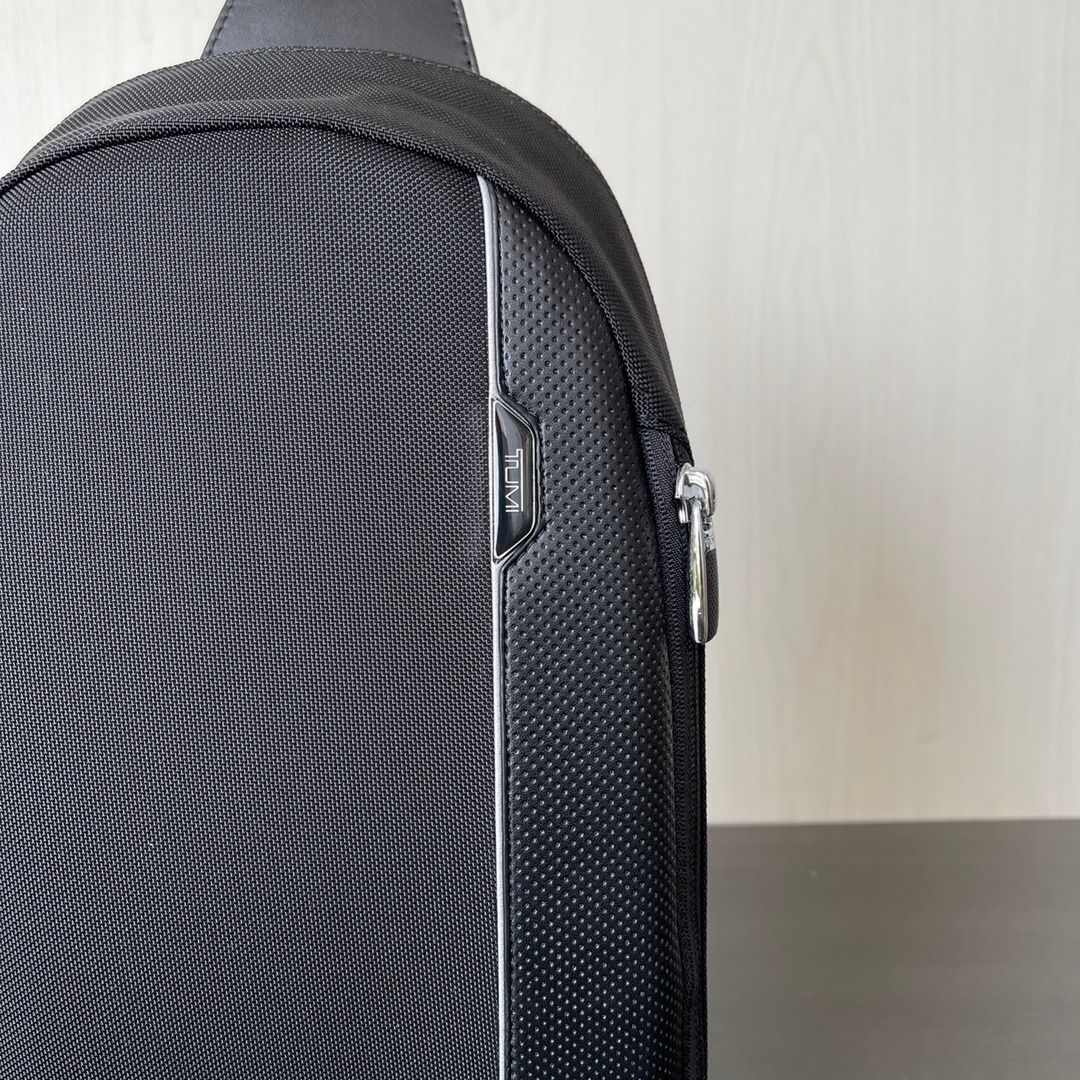 TUMI Martin Sling Men s Fashion Bags Sling Bags on Carousell