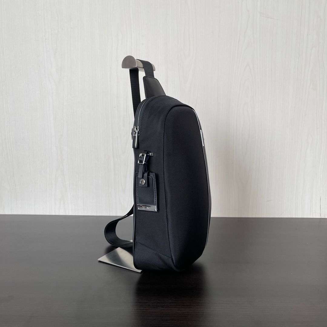 TUMI Martin Sling Men s Fashion Bags Sling Bags on Carousell