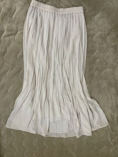 uniqlo米杏色細摺紗裙