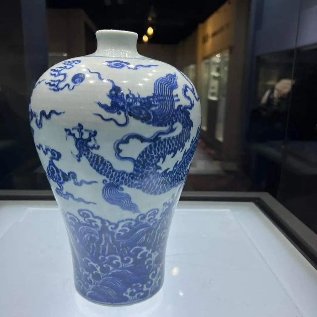 青花龍紋梅瓶的華麗轉身，從上年3月到今年2月25日，12000元的價錢出讓至今天拍出近190萬人民幣，一年時間升值150倍，這就是古董其中令人着迷之處。恭喜藏友成功拍出。整個古玩市場全面復甦，下一件大漏，可能就是你們的其中一個，好藏就是貴,  興趣及遊戲, 收藏品及紀念品 ...