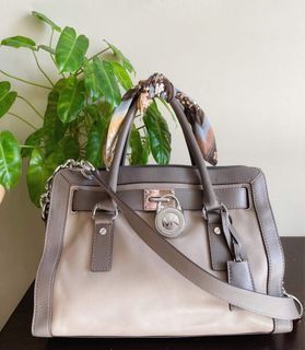 ☻ MICHAEL KORS Genuine Leather Grey Beige Structured Tote Medium Hand Top Handle Bag  w Scarf & Keychain | AUTHENTIC | Vintage Retro Pebbled Leather Silver Hardware Brown Strap Designer Luxury ☻