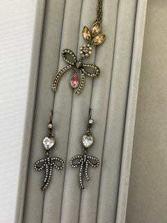 Artini Crystal Stones Ribbon Earrings & Necklace Set