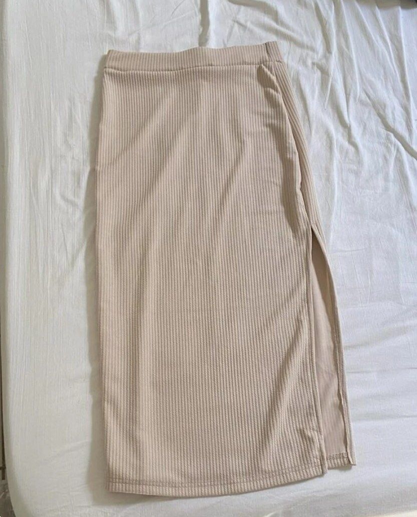 Beige Midi Skirt with Slit (Category: Skirts) located in Bacolod City. Submitted by fitsbymaria (Listing ID 1218116905, Image 1). Description: Very flattering and soft material.