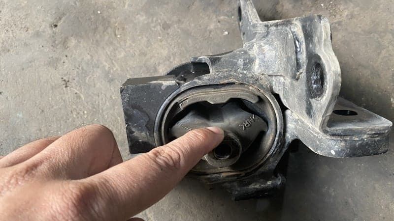 car engine mounting set replace (Category: Engine) located in Singapore. Submitted by Lsautocarcare (Listing ID 1218042621, Image 3). Description: CAR vibration when morning? feel your car noise when driving? An engine mount is exactly what it sounds like – the part of your car that holds the engine in place. Because your transmission and engine are bolted together, you need mounts to keep them from moving around. Usually, there's one mount holdi