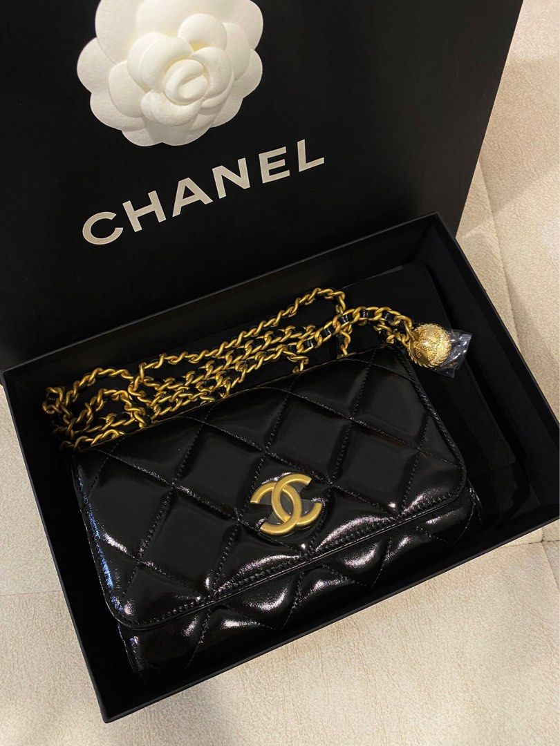 UNBOXING CHANEL MINI FLAP - NEW PEARL CRUSH: what fits inside / how to  carry / how to adjust chain? 