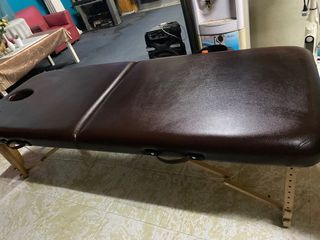 FOLDABLE MASSAGE BED/TABLE