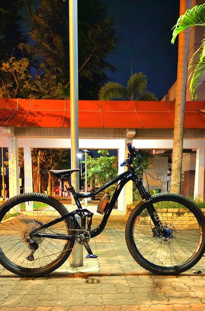 Giant Trance 2021 with Rockshox Lirik Rims, Sports Equipment