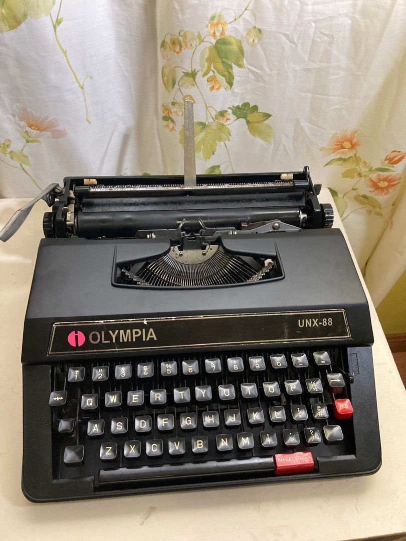 Image of Olympia A 8250 typewriter at Amazon